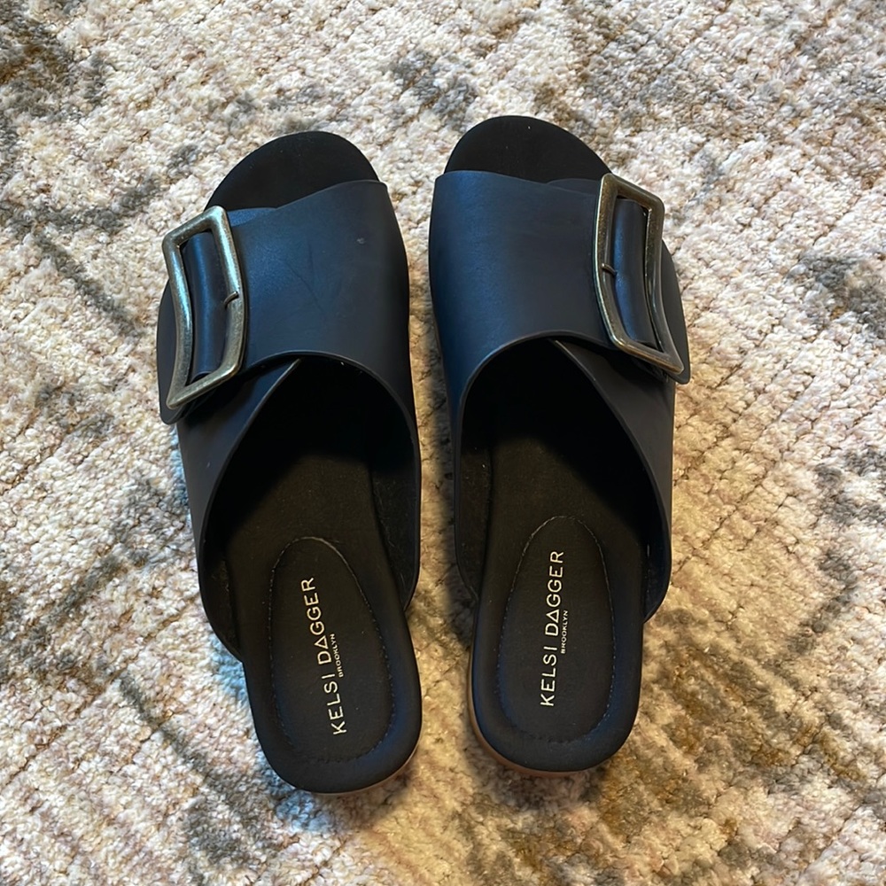 Kelsi dagger black leather big buckle sandals size 8.5